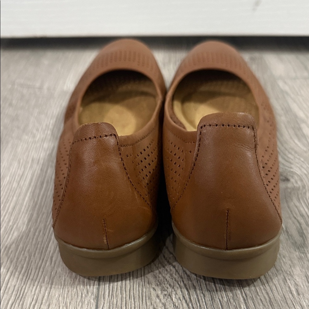CLARKS Jenette Ease Perforated Ballet Flats in Brown Leather Size 8.5 NEW - Picture 5 of 9